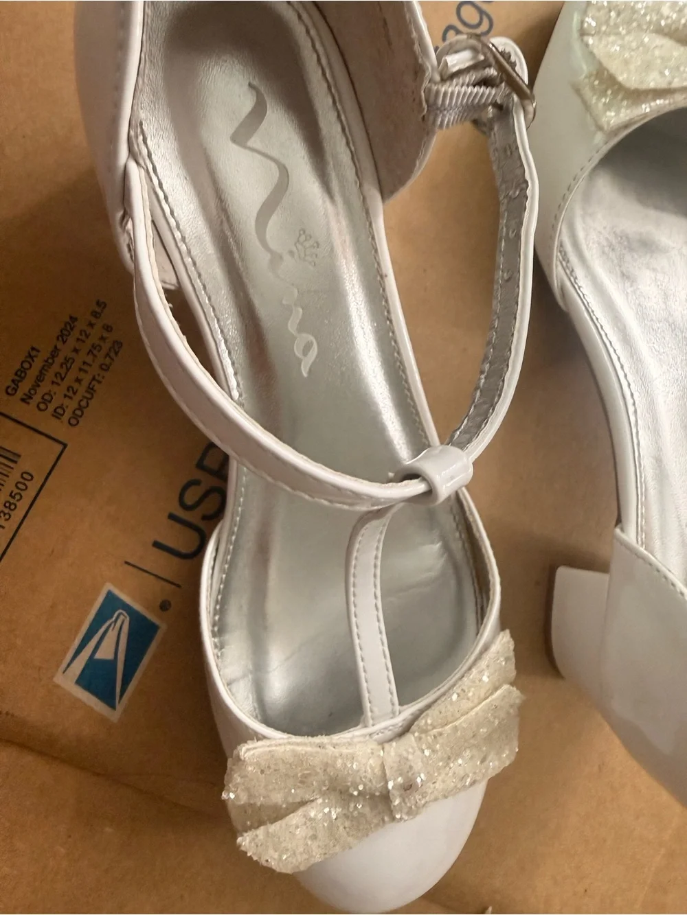 Nina girl’s dressy white heels with glittery bow detail size 4